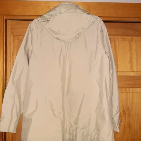 LLBean Ladies Rain Jacket size L - Picture 2 of 4